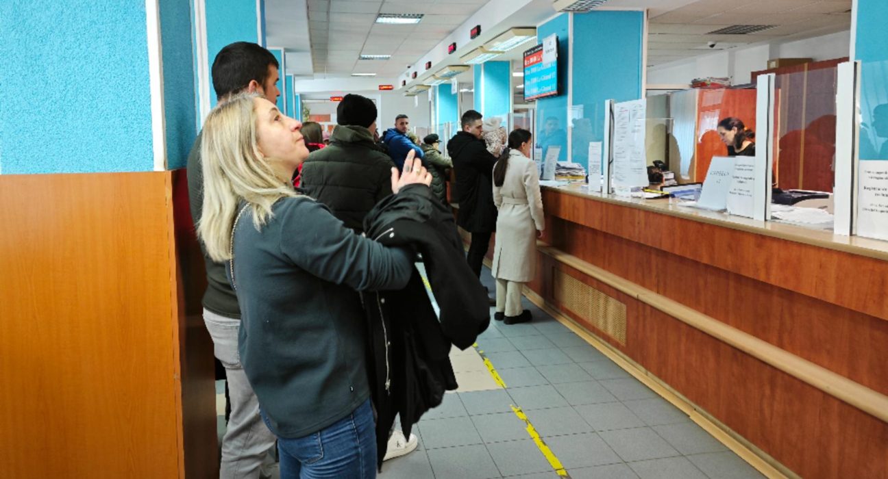 Cozi mari la taxe Oameni asteapta ore intregi