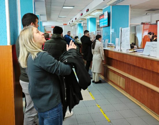 Cozi mari la taxe Oameni asteapta ore intregi