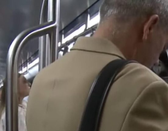 Milionarul roman care alege transportul in comun E mai practic