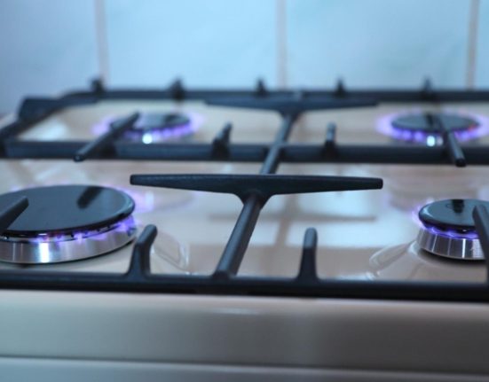 Romanii achita al cincilea cel mai mare pret la energie