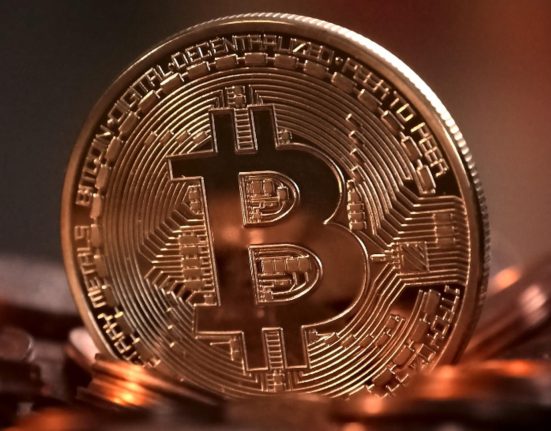 Bitcoin scaderi mari Criptomoneda sub 80000 dolari