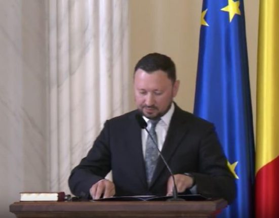 Fechet incearca sa elimine bonusurile mari de la Romsilva doar flori si o strangere de mana