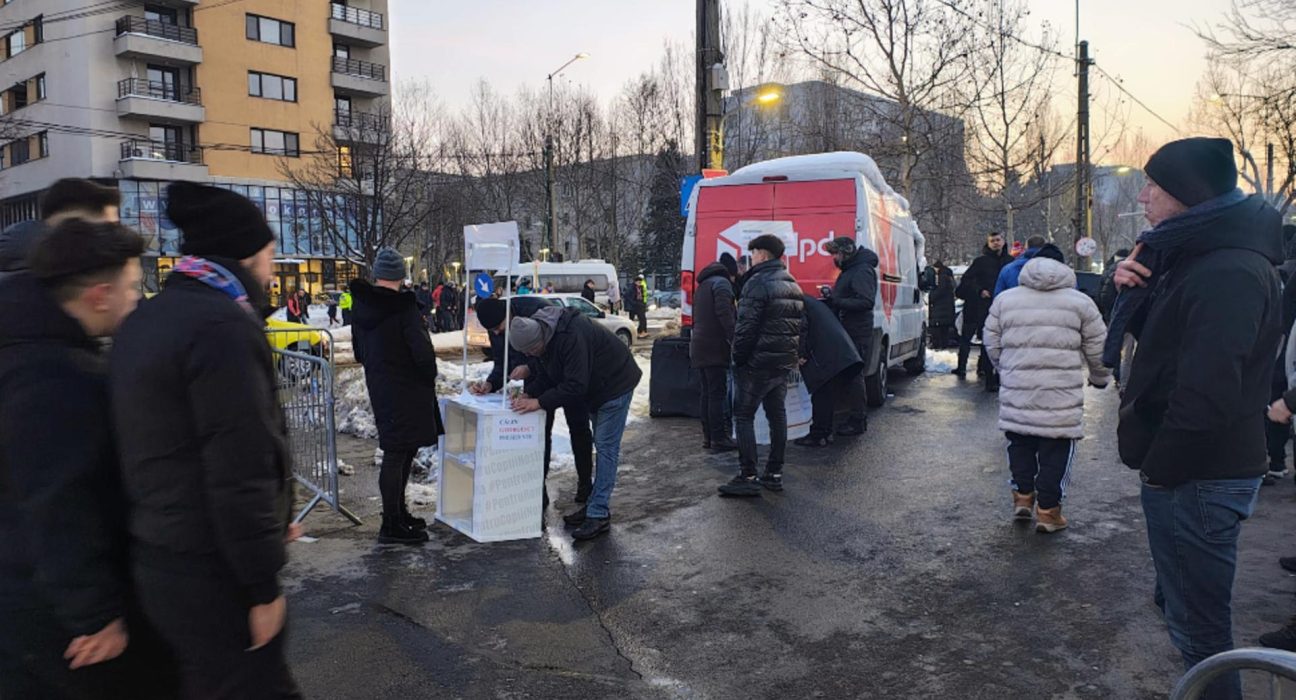Mobilizare masiva Suporterii FCSB au strans semnaturi pentru Calin Georgescu