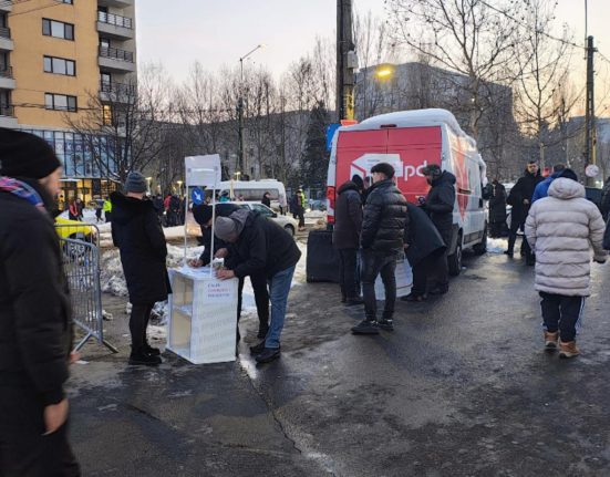 Mobilizare masiva Suporterii FCSB au strans semnaturi pentru Calin Georgescu