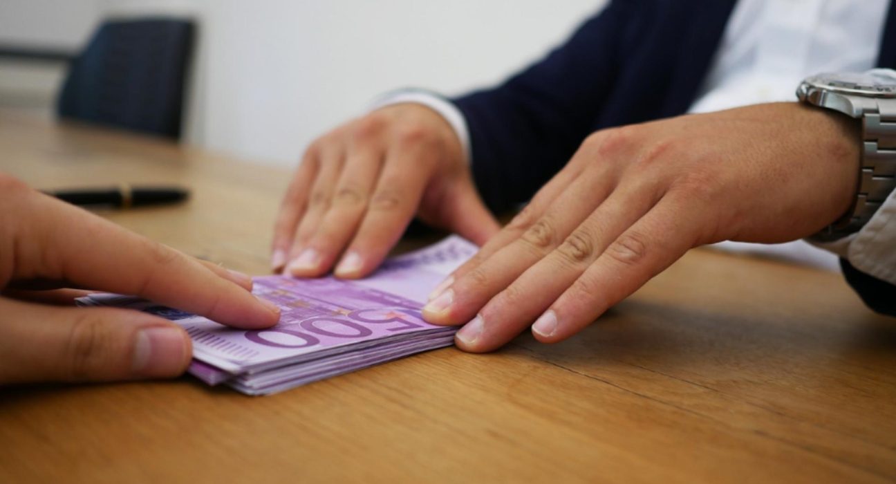 O banca renumita se retrage din Romania Ce urmeaza pentru clienti