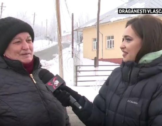 Pensionarii indura gerul fara bani de lemne