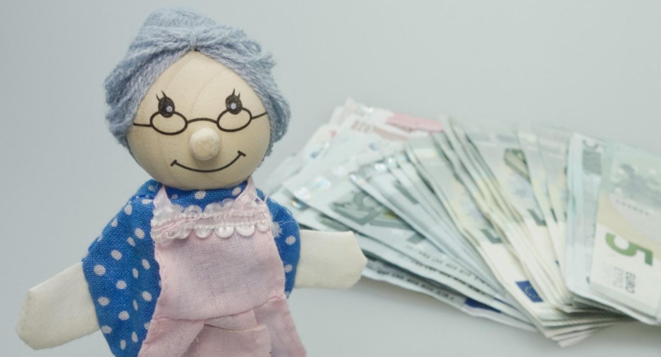 Scenariile Guvernului pentru ajutoarele pensionarilor cu venituri mici