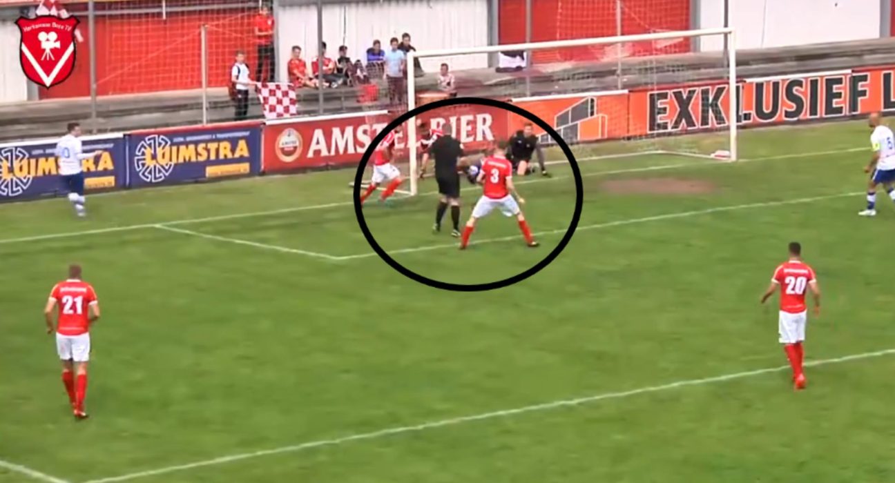 Arbitrul marcheaza si valideaza propriul gol