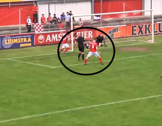 Arbitrul marcheaza si valideaza propriul gol