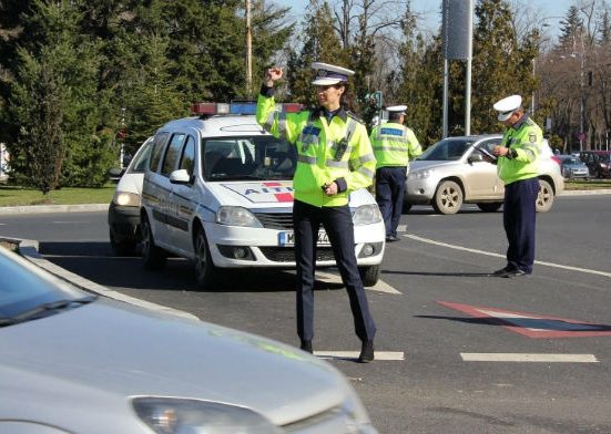 E ilegal sa depasesti linia dubla continua pentru a evita un accident VIDEO