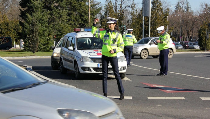 E ilegal sa depasesti linia dubla continua pentru a evita un accident VIDEO