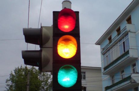 Codul Rutier 2025 Cum eviti amenda pentru trecut pe rosu