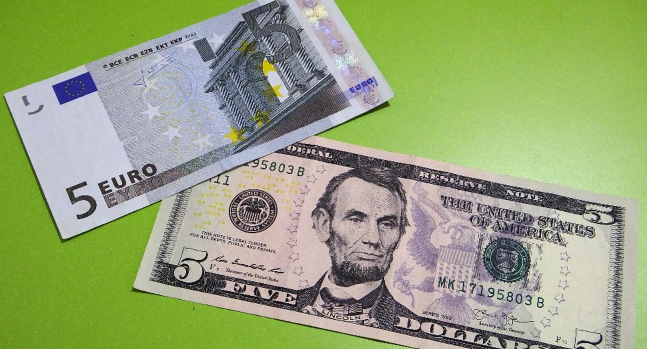 Dolarul american a scazut dupa tarifele impuse de Trump