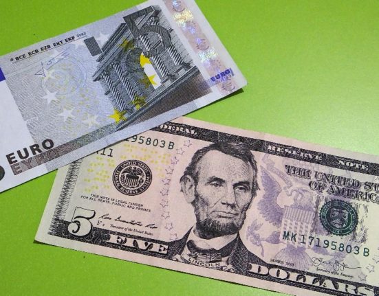 Dolarul american a scazut dupa tarifele impuse de Trump