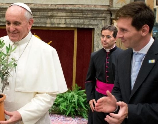 Lionel Messi a adus un omagiu Papei Francisc Un papa diferit