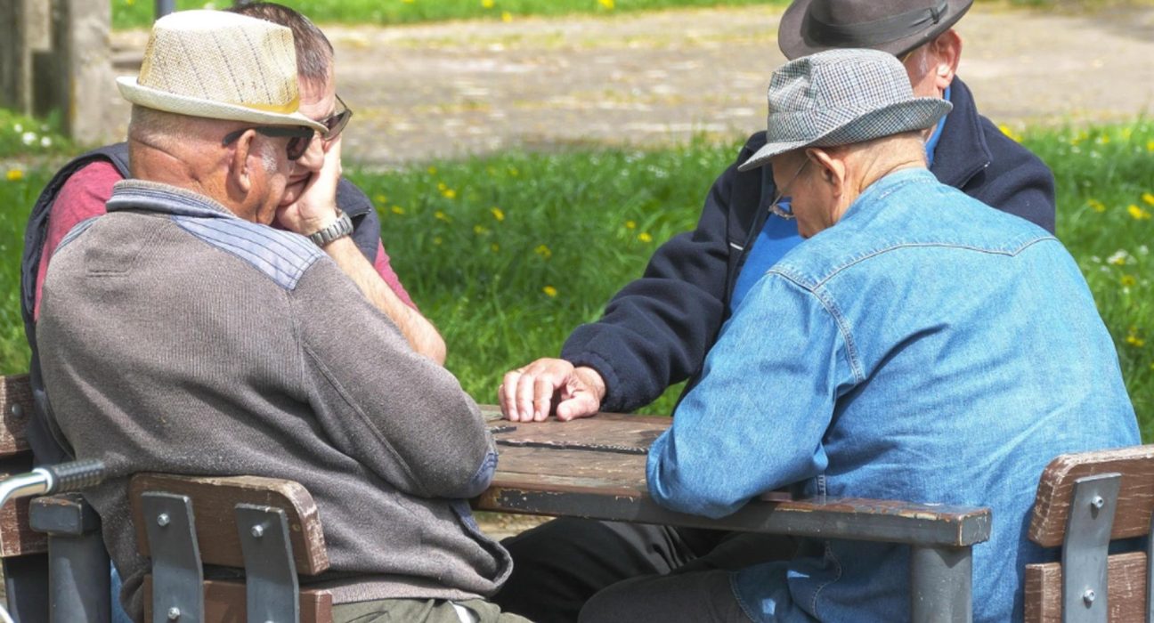 Pensionarii primesc banii inaintea sarbatorilor ajutoare suplimentare de 400 lei