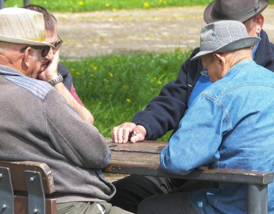 Pensionarii primesc banii inaintea sarbatorilor ajutoare suplimentare de 400 lei